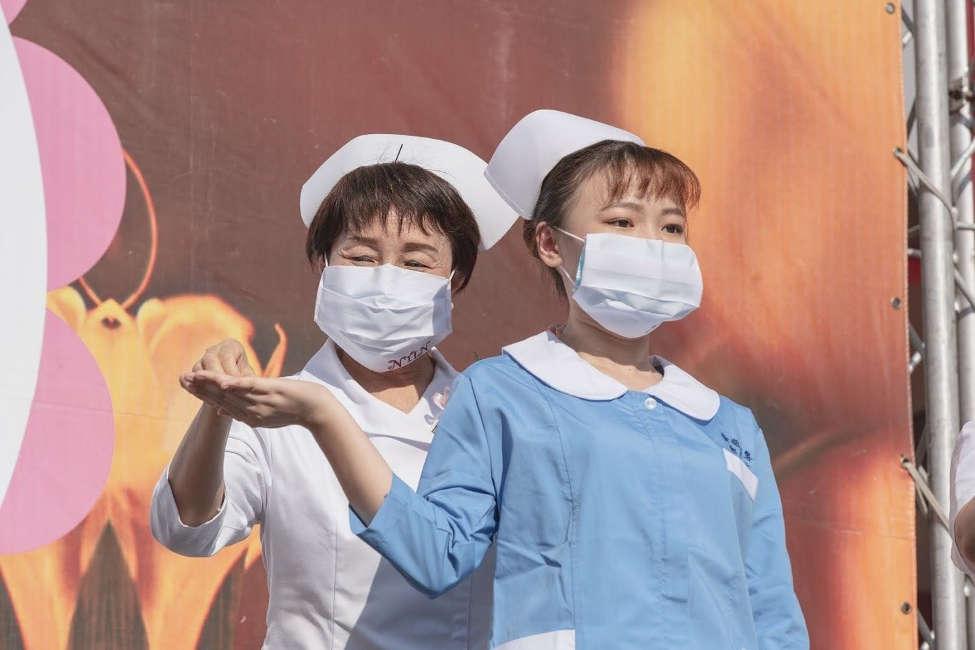 兩位護士於舞台上合影