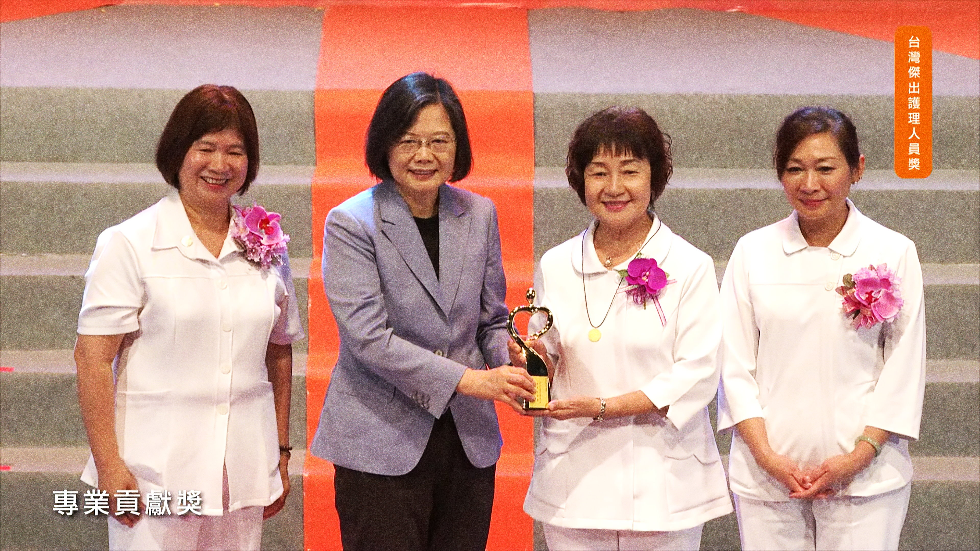 四位女士並列，其中中間兩位女士手中捧著獎盃微笑合影