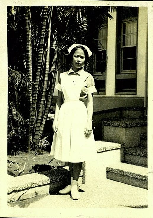一位護士學生於建築物前的獨照舊照片