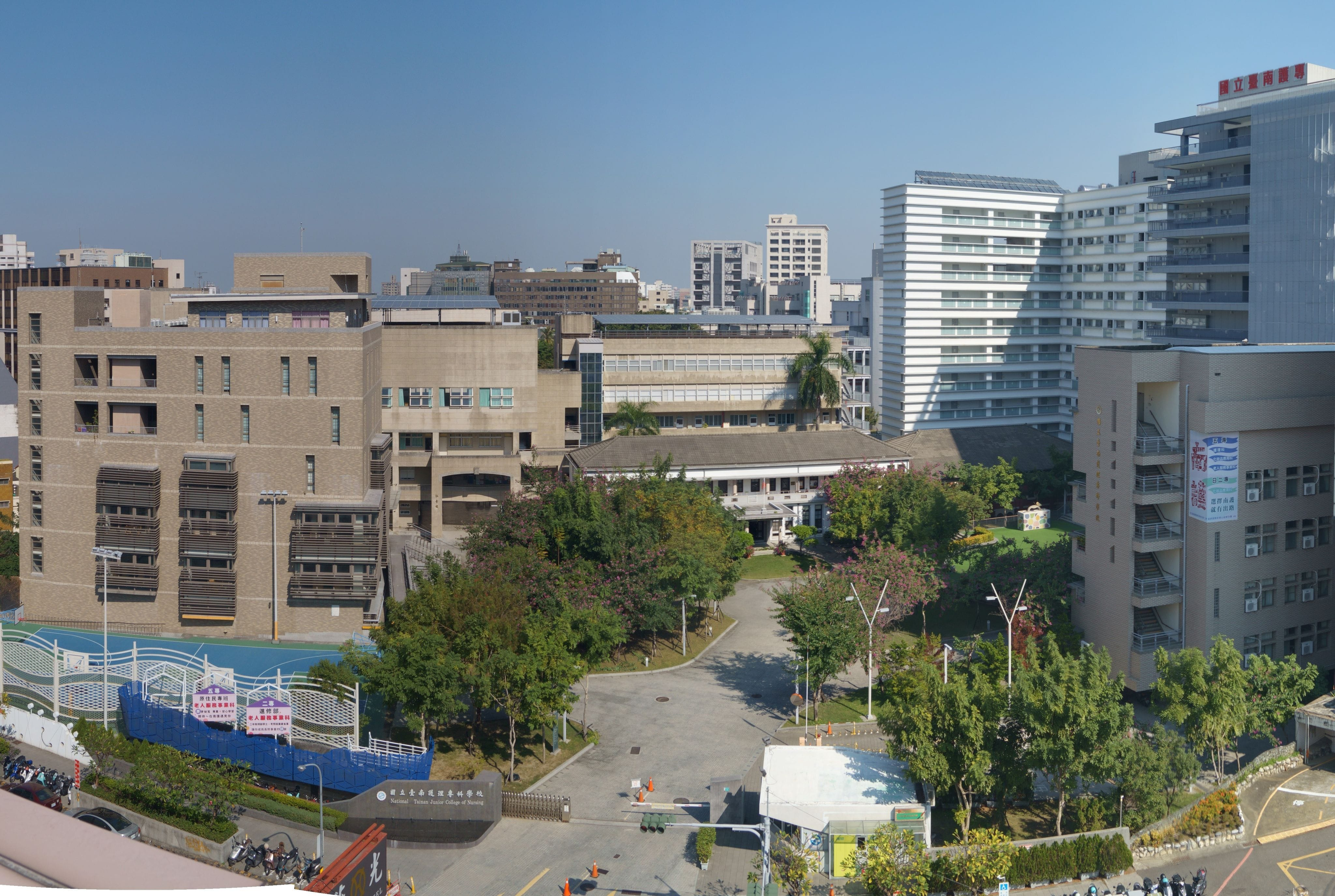城市中的空中俯瞰校園的照片