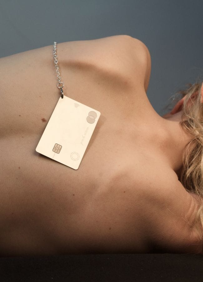 Saskia Diez Loverscard laid out on a female back.