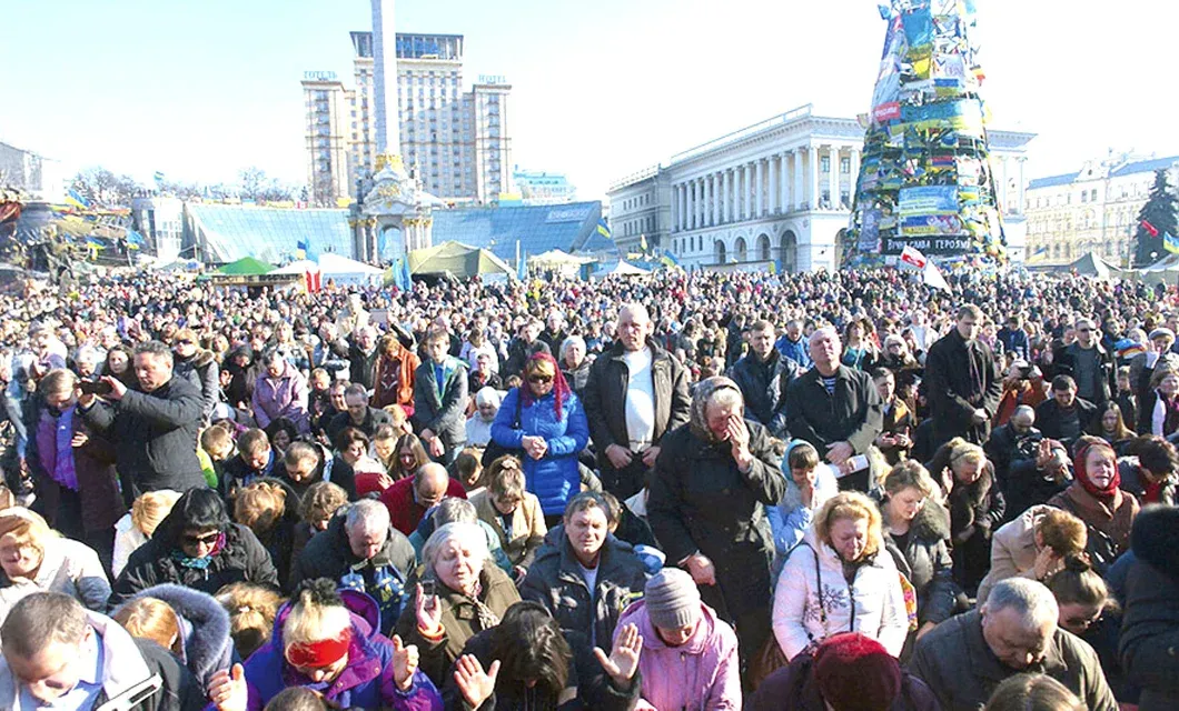 lots of people praying