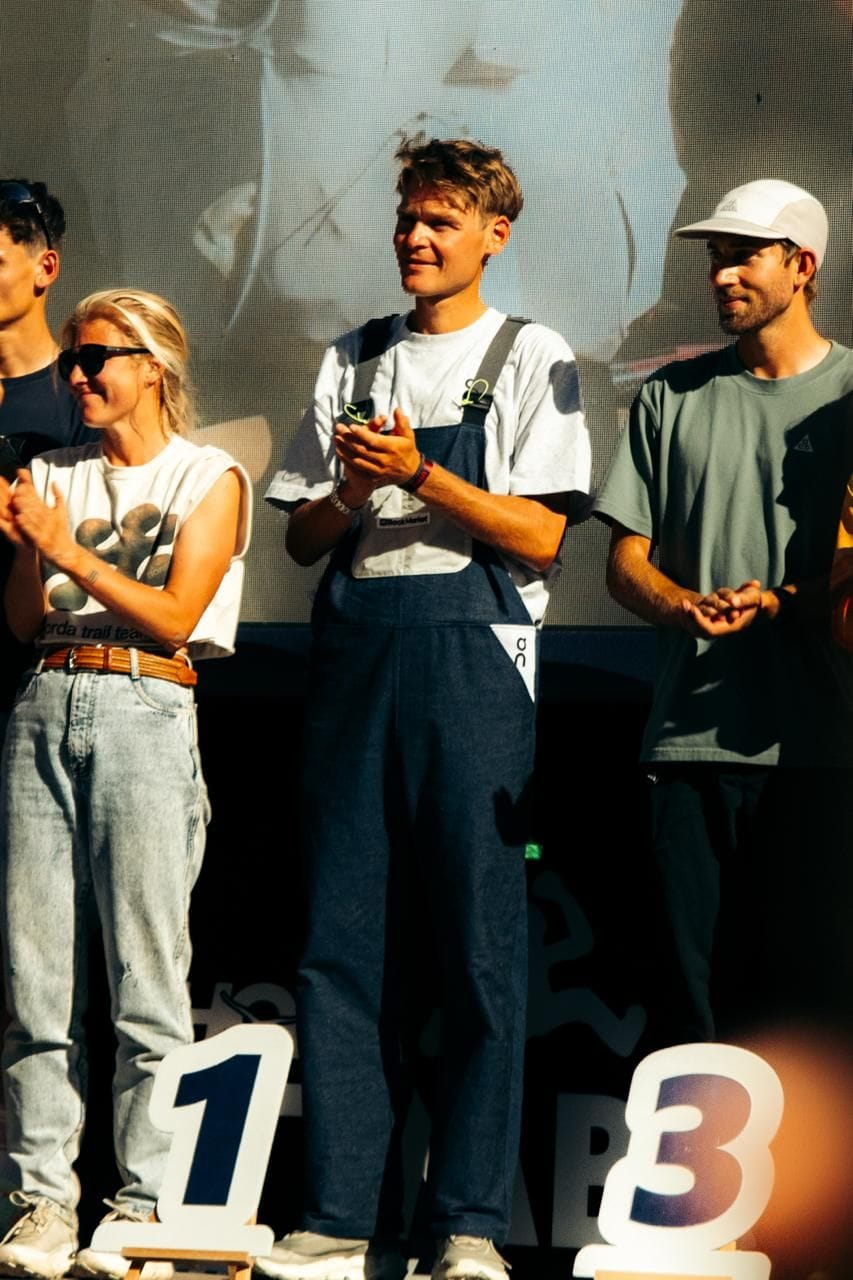 Baptiste Chassagne, Ben Dhiman et Caleb Olson sur ligne d'arrivée UTMB 2026