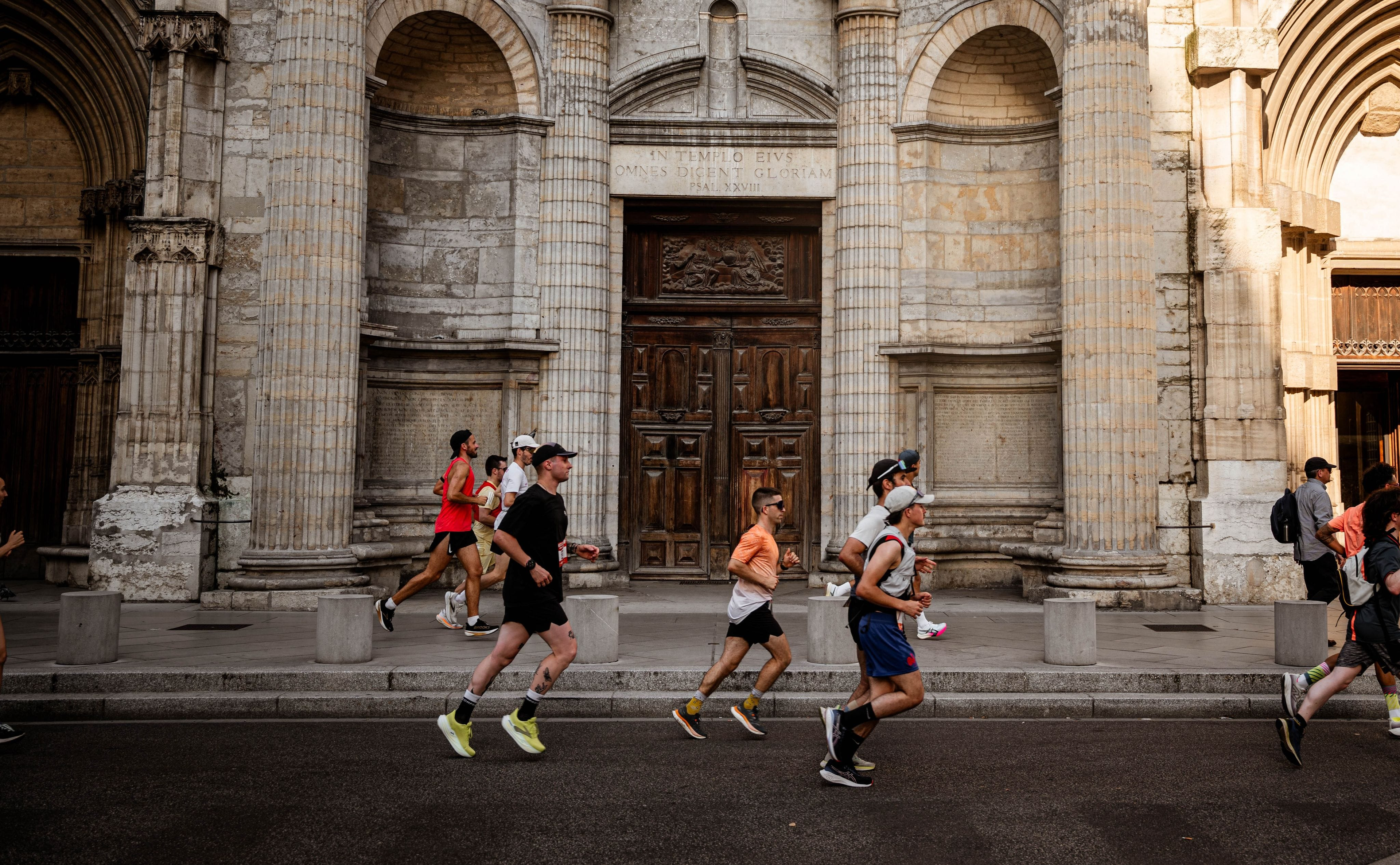 Groupe de coureurs en ville à Lyon