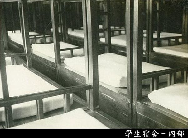 許多上下舖床架黑白照