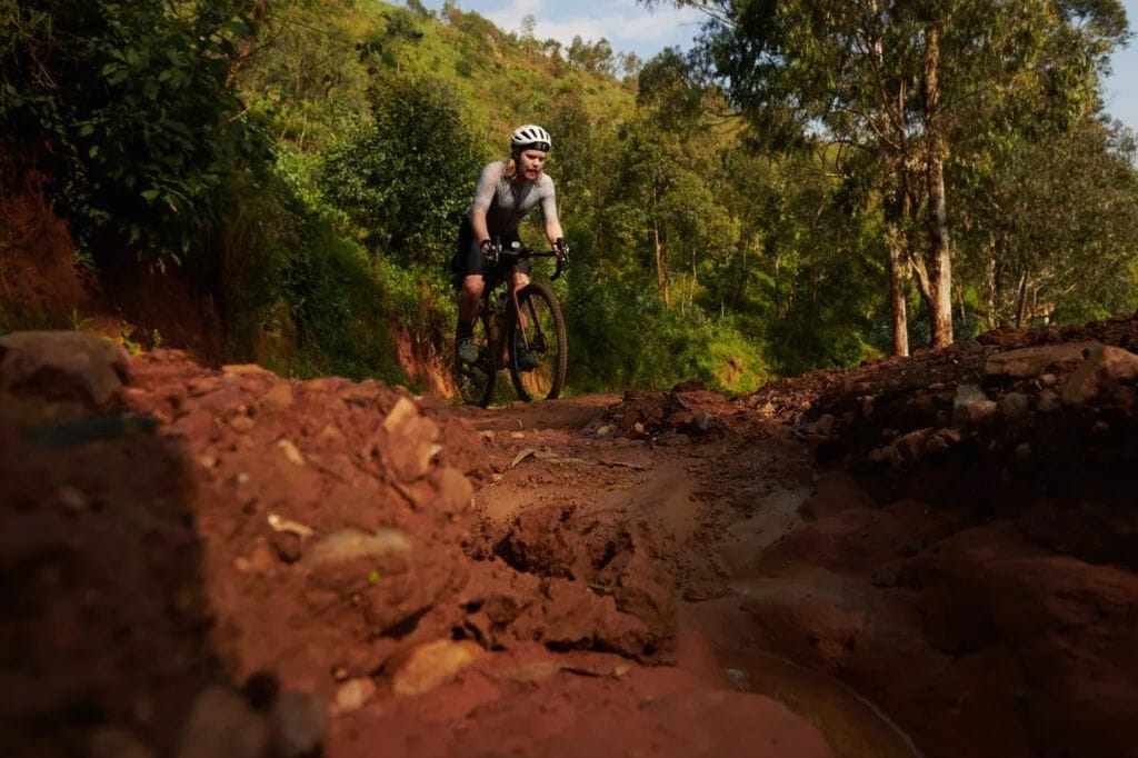 Race Around Rwanda cycliste sentiers terreux