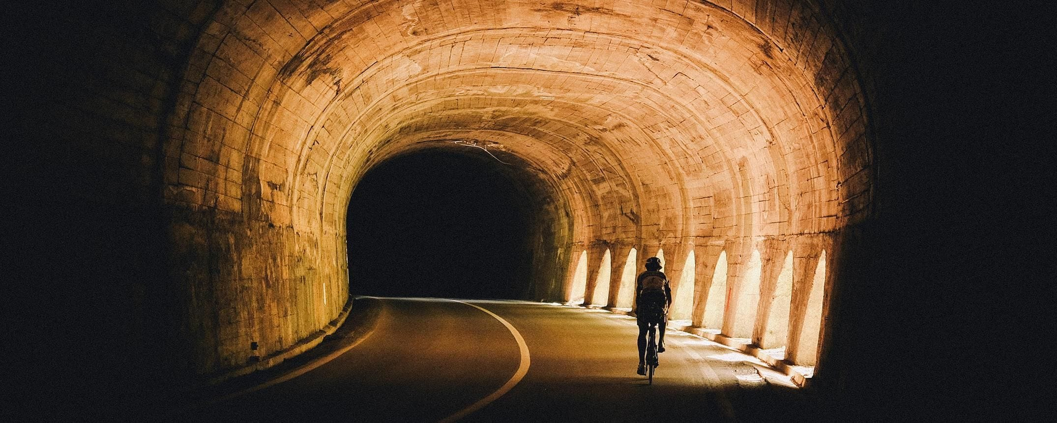 Transcontinental Race cycliste dans un tunnel