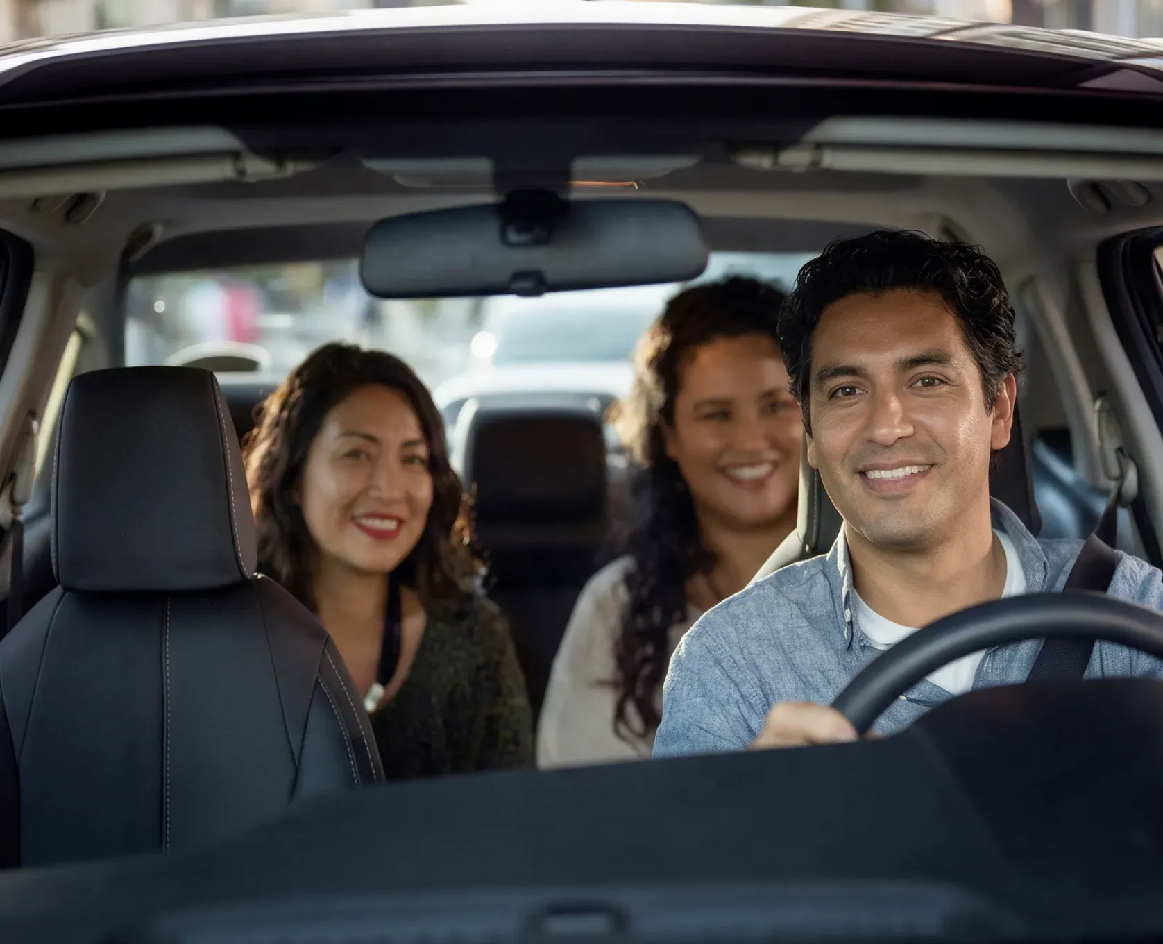 Pasajeros viajando en el asiento trasero de un auto de aplicación