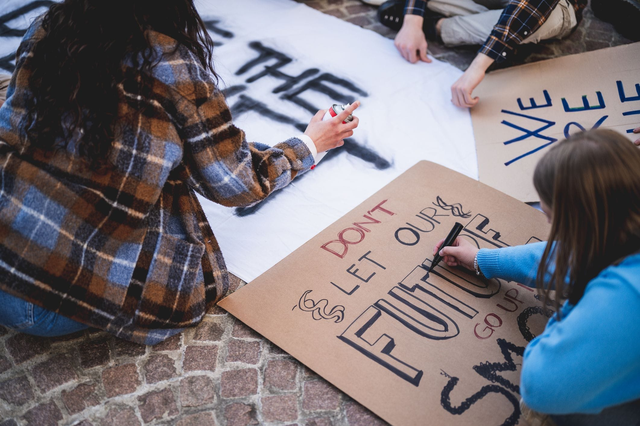 Ein inspirierendes Bild, das die Botschaft vermittelt, dass unsere Handlungen von heute die Welt von morgen gestalten. Gemeinsam können wir einen positiven Einfluss auf die Gesellschaft ausüben. Kontaktieren Sie uns, um aktiv zu werden und Gutes gemeinsam zu bewirken.