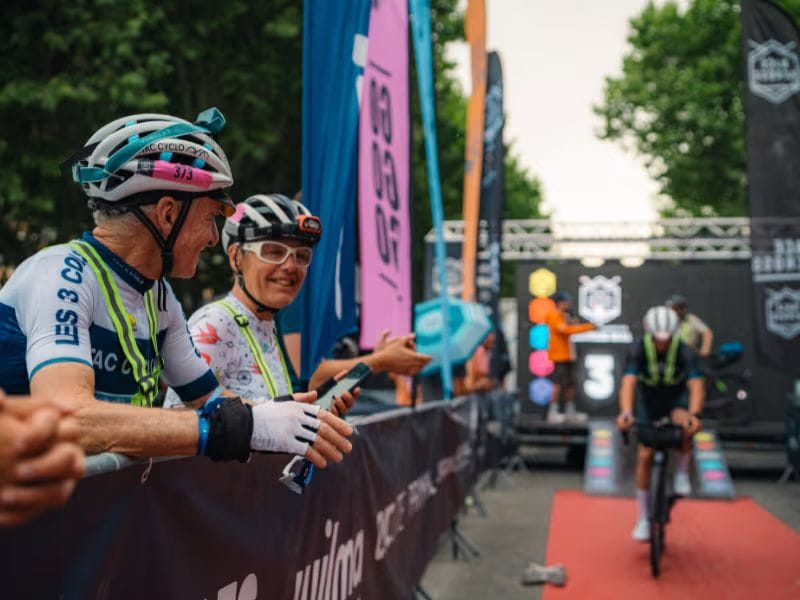 Race Across France arrivée cyclistes avec public