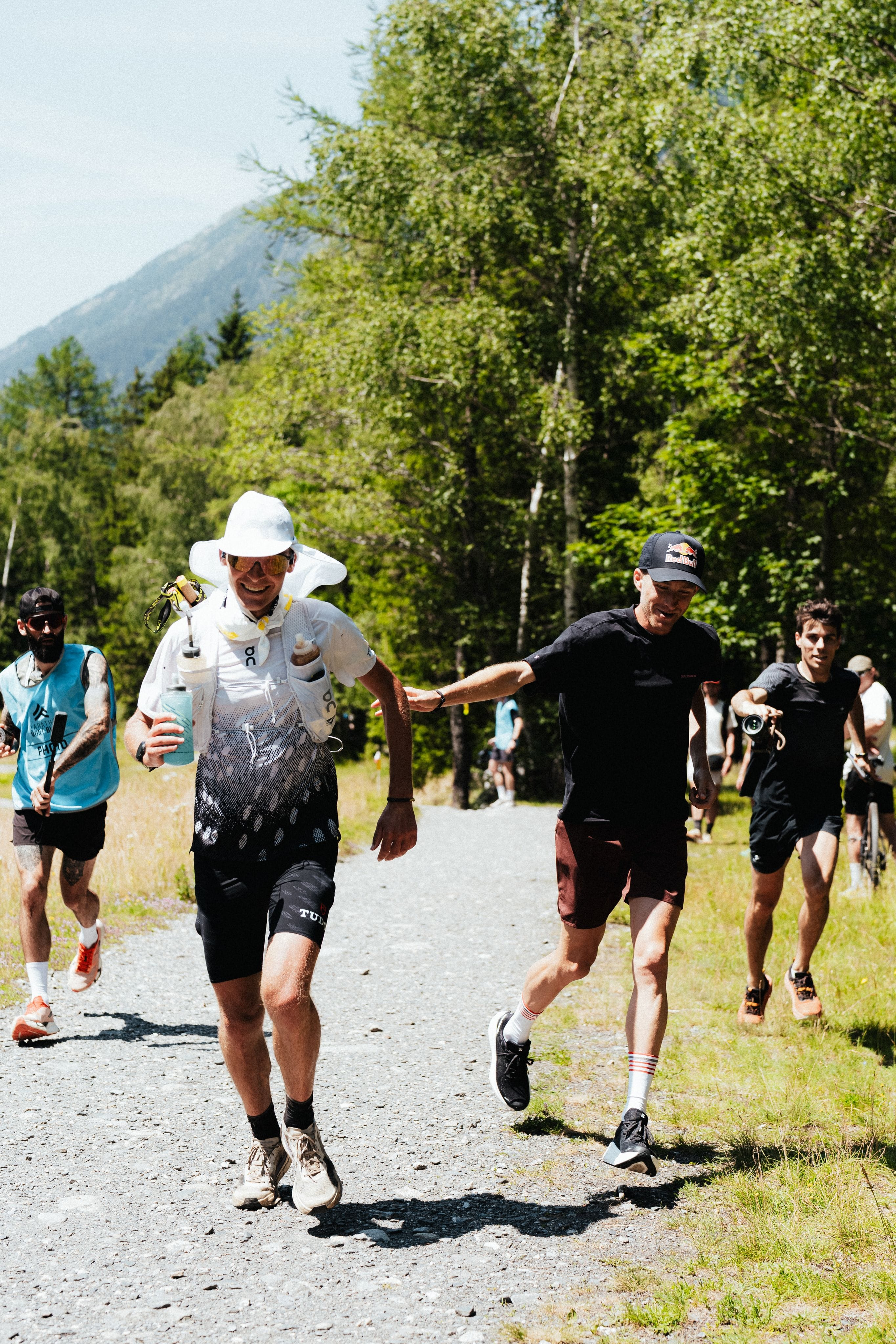 Baptiste Chassagne avec équipe d'assistance aux 90km du Mont-Blanc 2026