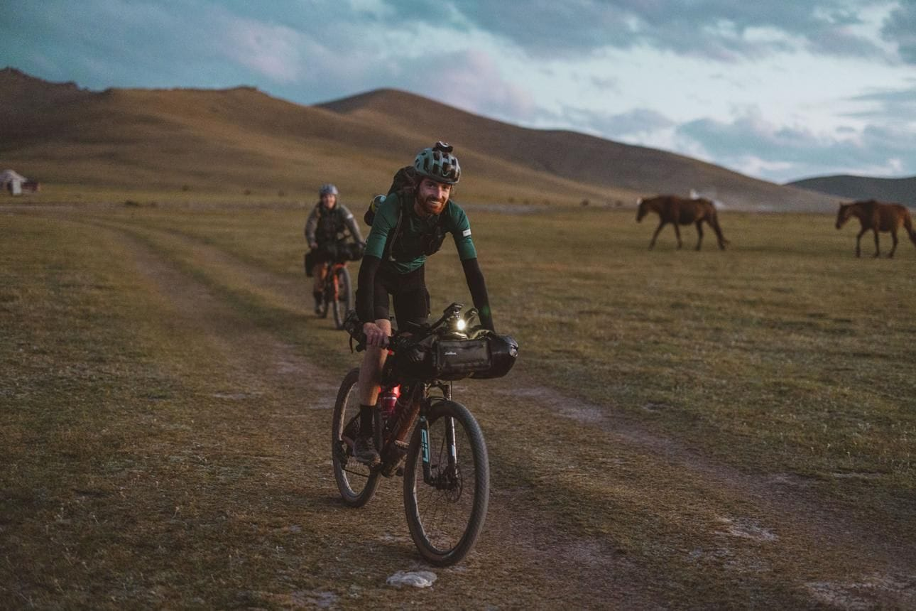 silk road mountain race cycliste dans les champs