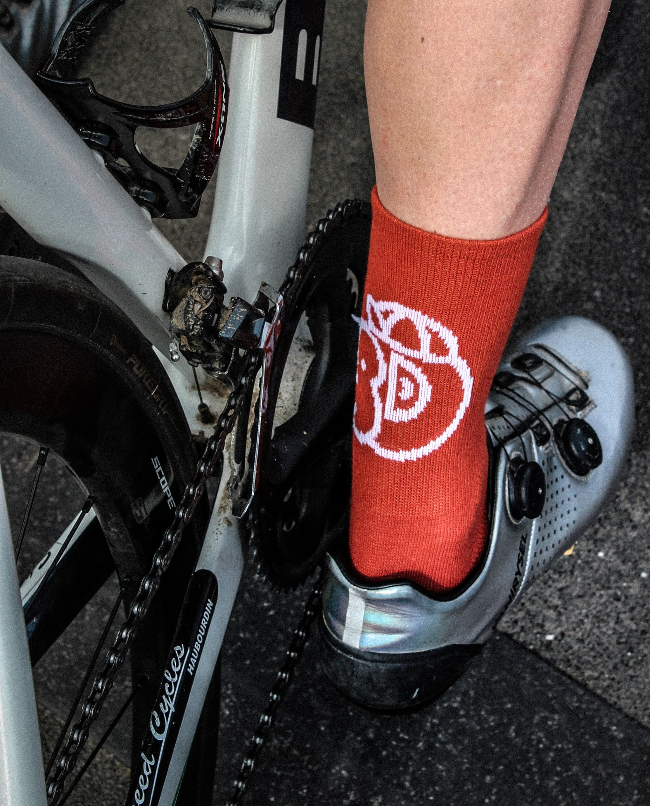 Velo gravel chaîne et chaussettes