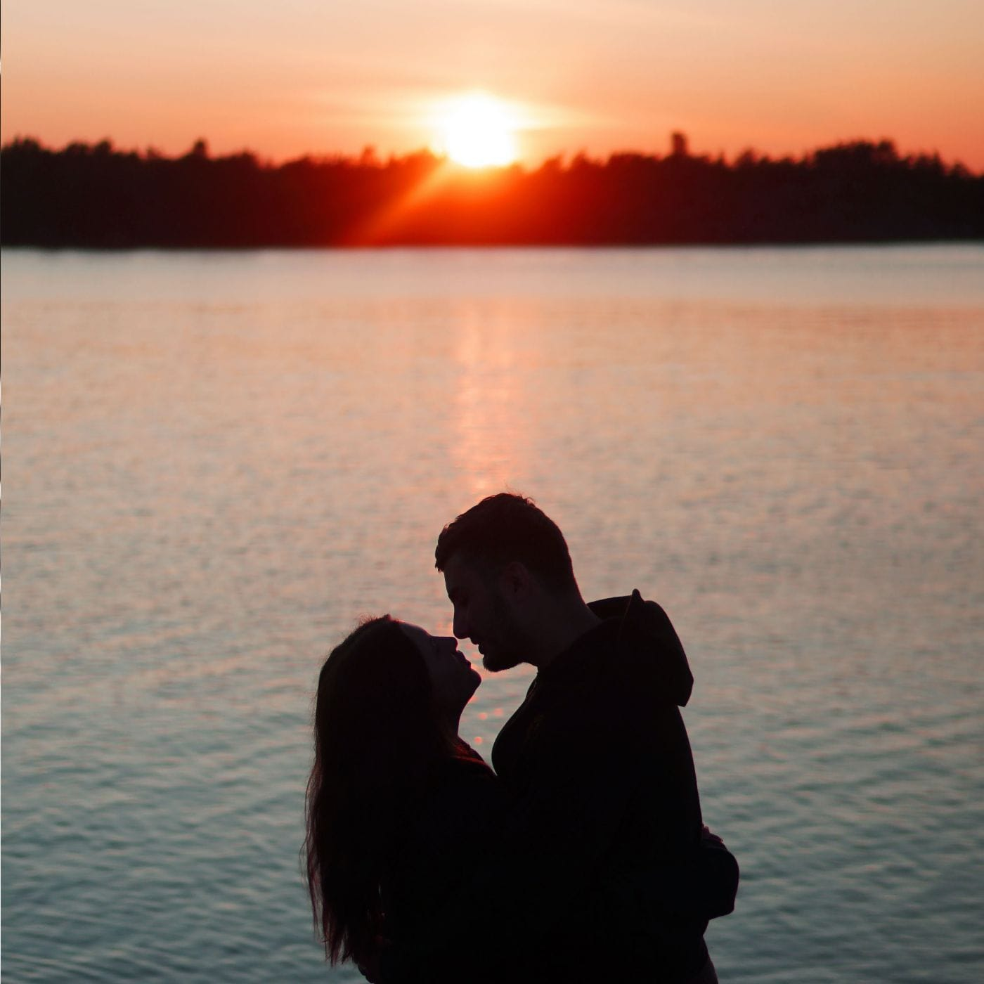 Portrait photo of couple in sunset