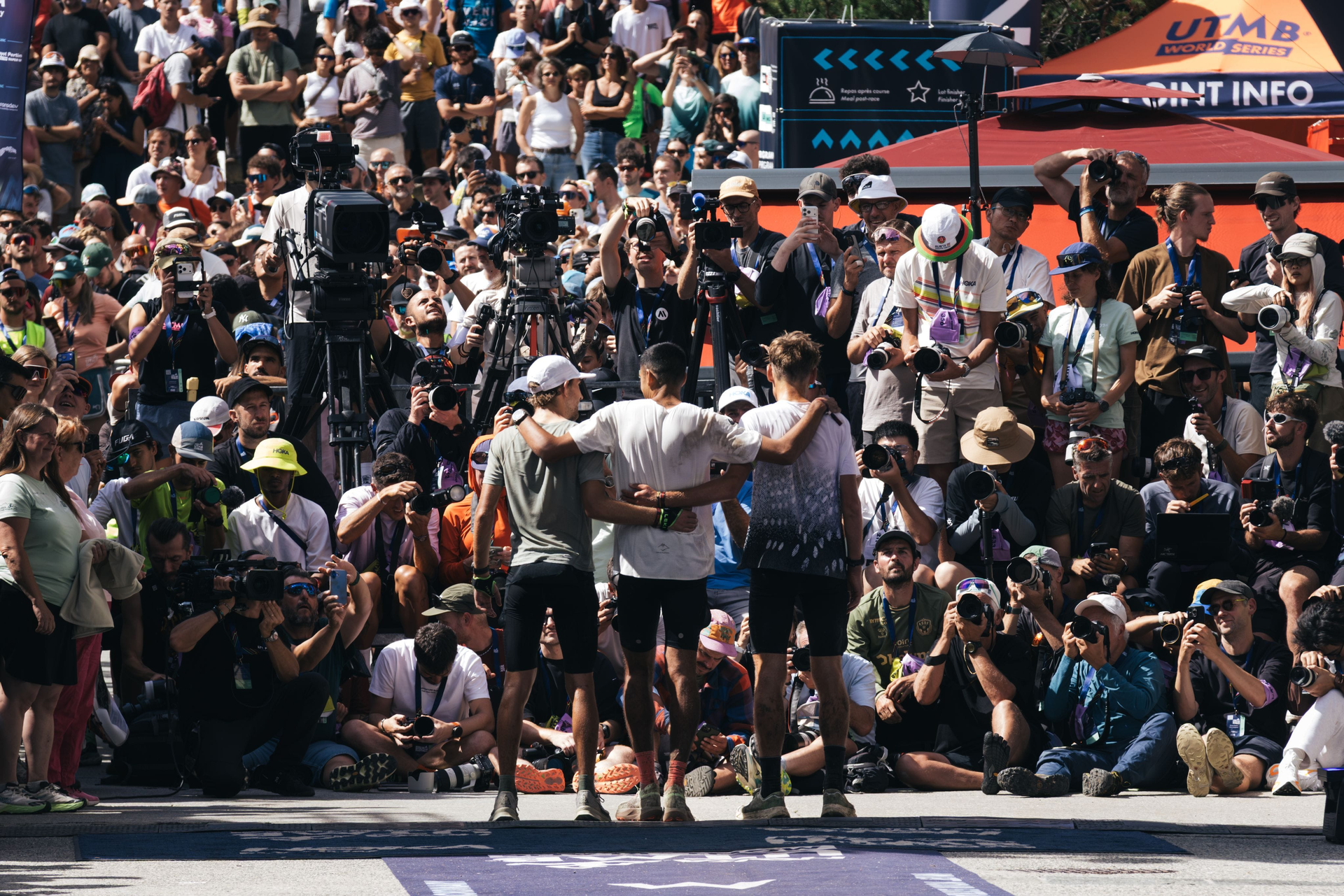 Baptiste Chassagne, Ben Dhiman et Caleb Olson sur ligne d'arrivée UTMB 2026