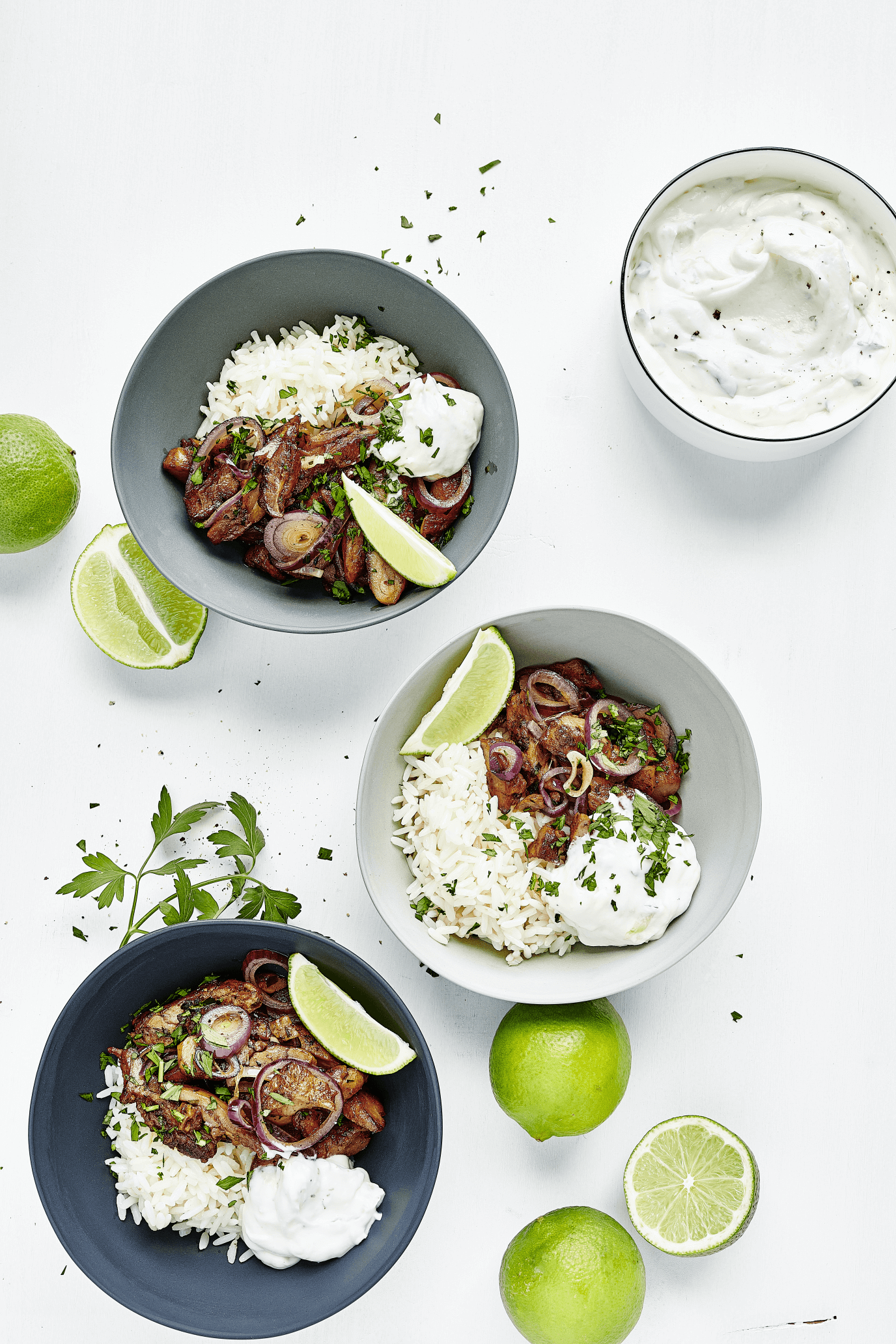 Vielfältige Mittagsoptionen im Fokus, inklusive glutenfreier, laktosefreier oder vegetarischer Alternativen. Einladendes Bistroessen bei min food.