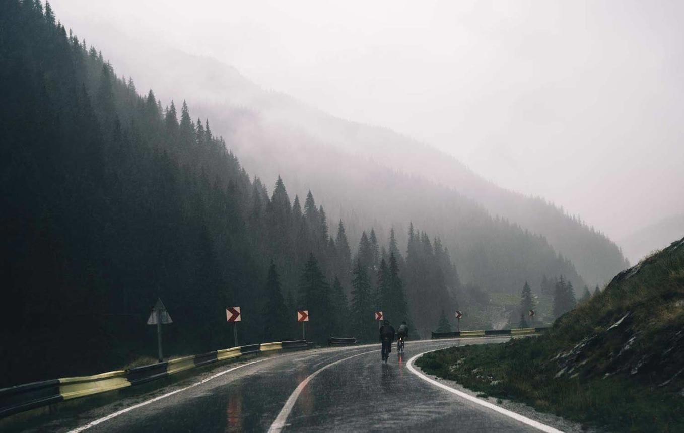 Transcontinental Race Europe route mouillée en forêt
