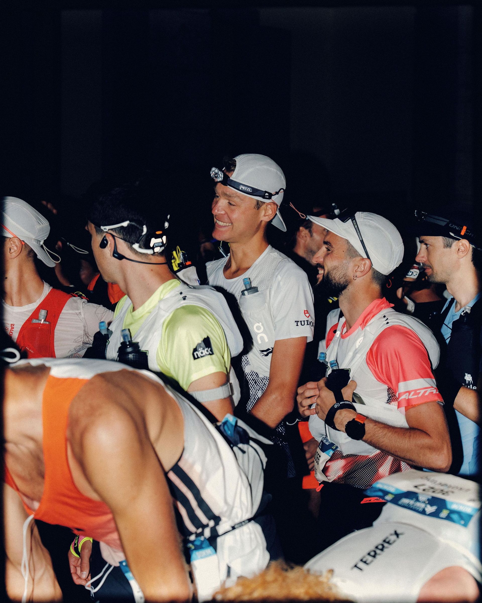 Baptiste Chassagne avec traileurs départ course 90 km du Mont-Blanc 2026