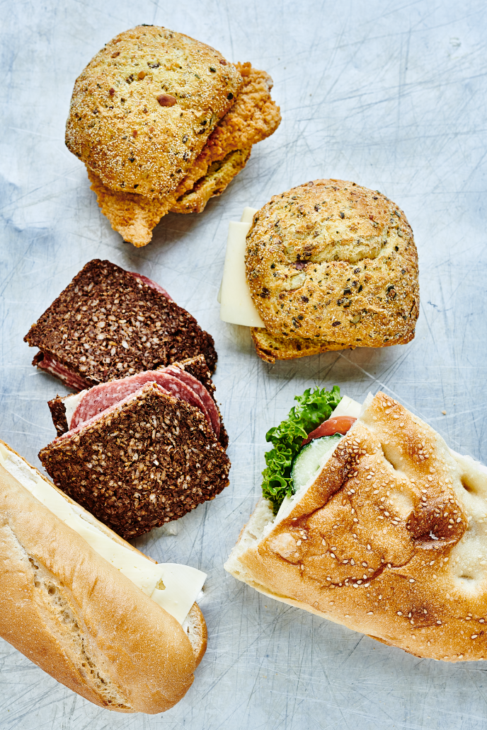 Wir bieten ein vielfältiges Frühstücksangebot mit einer Auswahl an belegten Brötchen, Bagels, Sandwiches und mehr