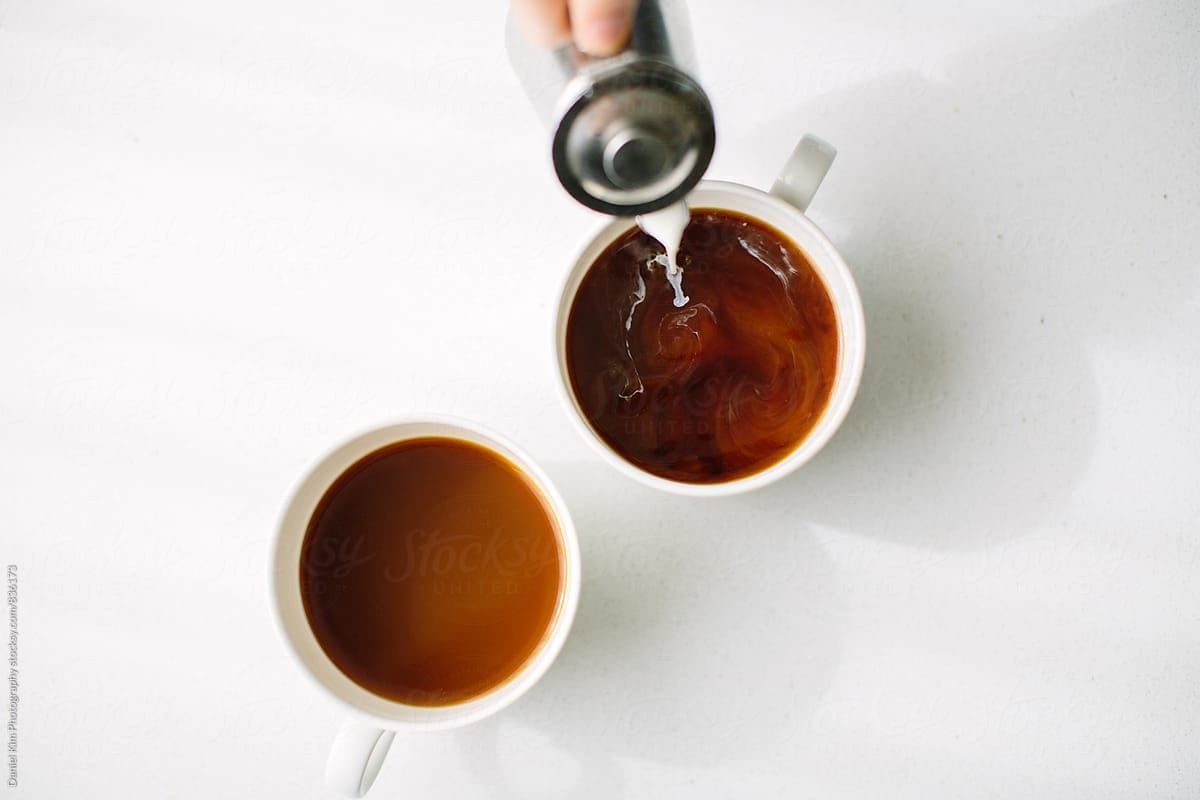 Vielfalt an Getränken, darunter Kaffee, Tee, Milch, laktosefreier Kakao und Wasser - für alle Vorlieben und Bedürfnisse