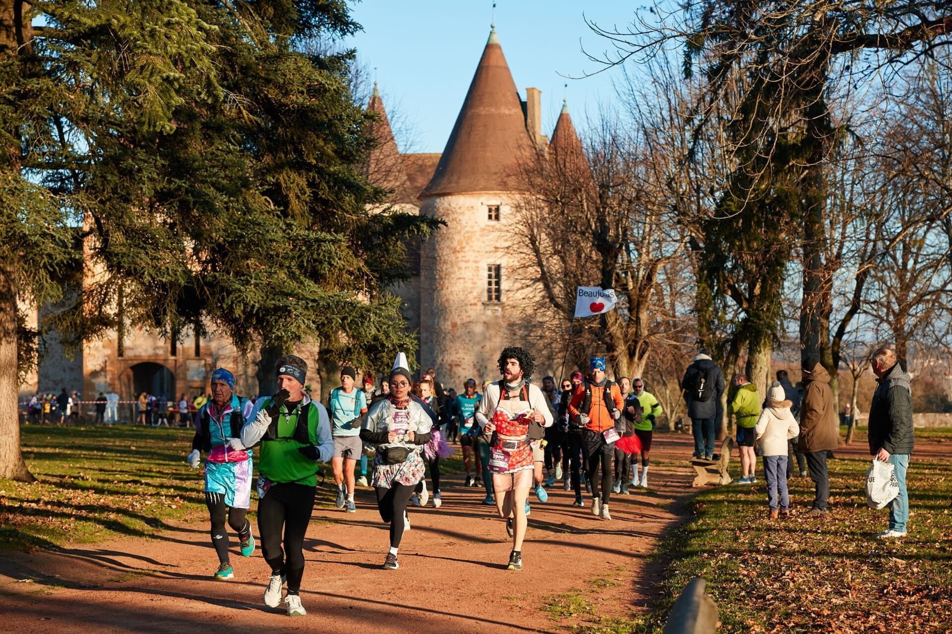 Marathon international du beaujolais 2025 coureurs déguisés devant château
