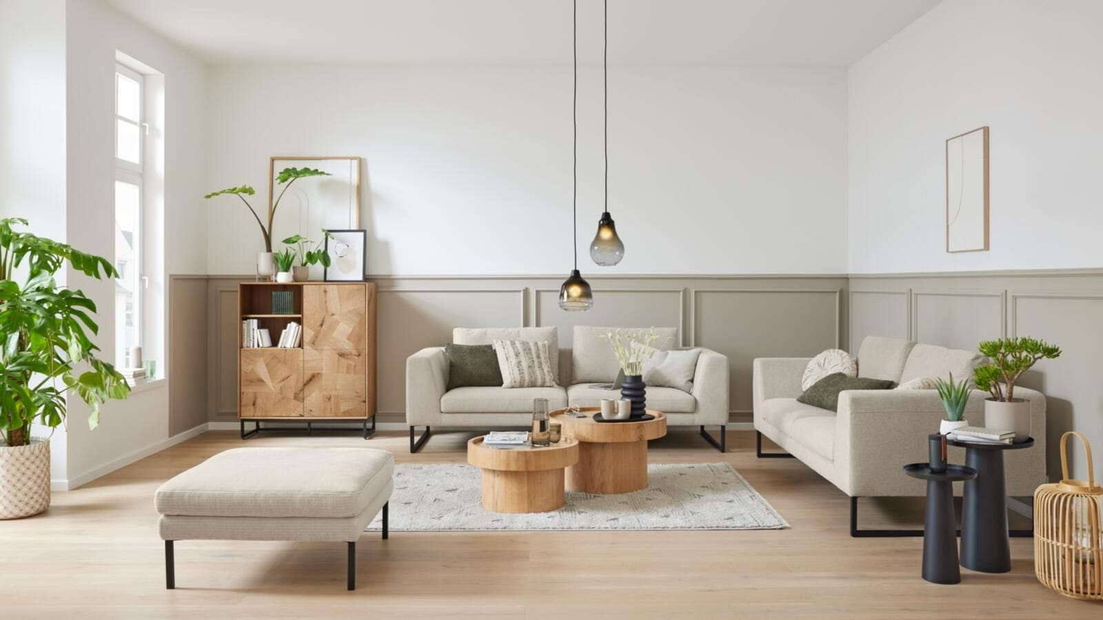 Zwei cremefarbene Designer-Sofas mit Holzgestell in modernem, hellen Wohnzimmer – skandinavischer Einrichtungsstil mit minimalistischer Deko, großen Fenstern und wohnlicher Atmosphäre, ideal für stilvolle Sofa-Inspiration.