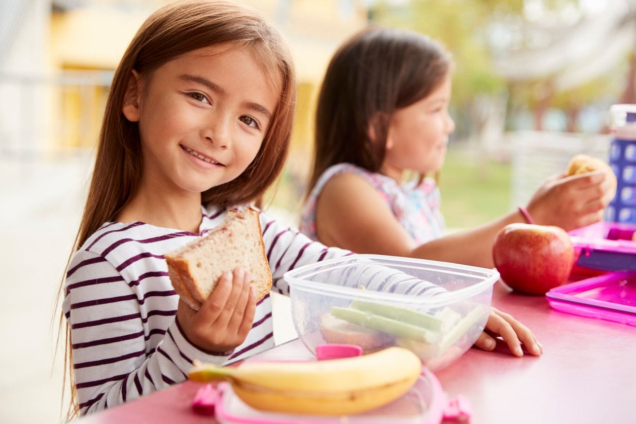 Breakfast4Kids: Eine Partnerschaft für ein gesünderes Frühstück und eine bessere Zukunft. min food spendet monatlich 500 Pausenbrote zur Bekämpfung des Hungerproblems an deutschen Schulen.