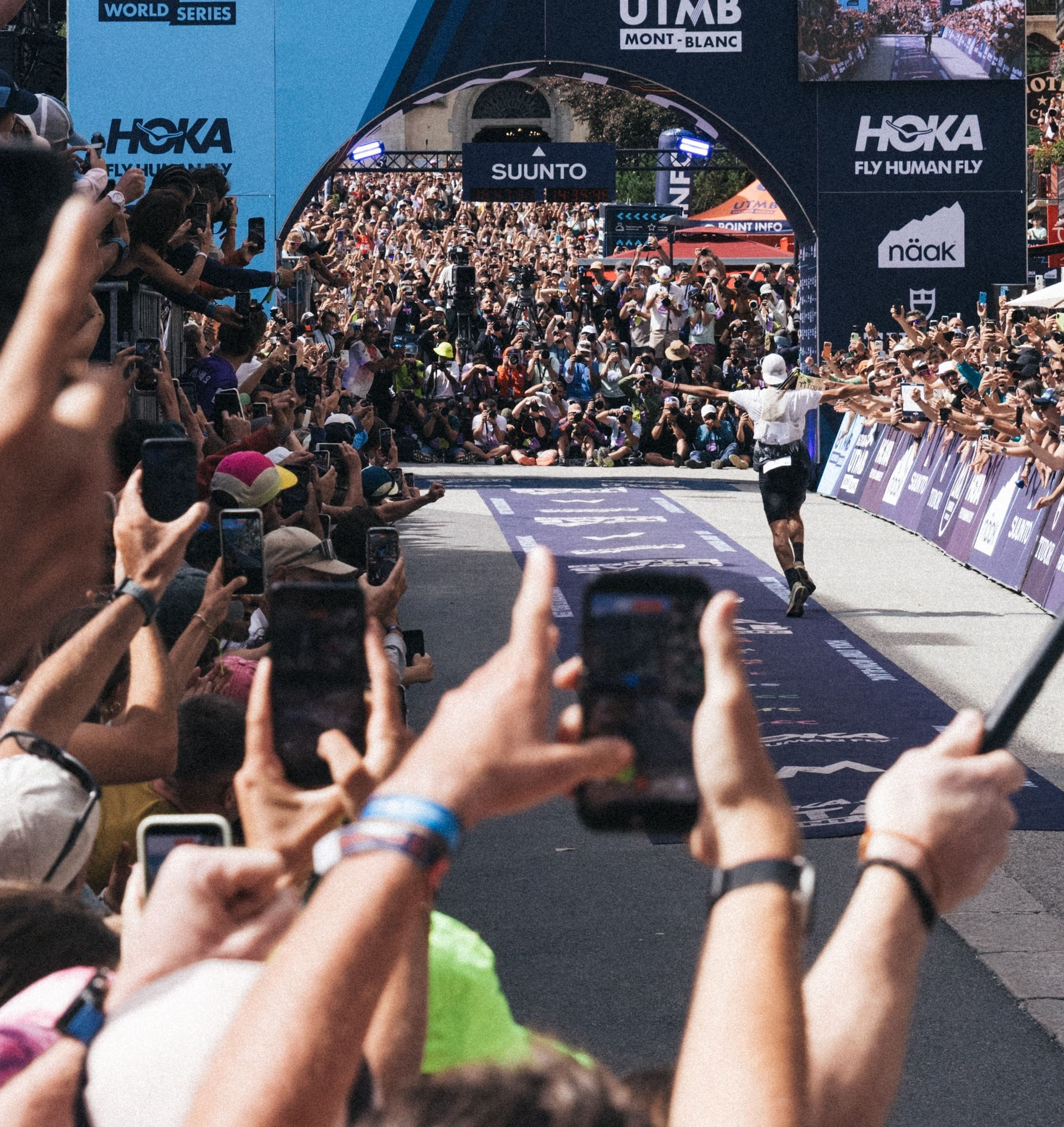 Baptiste Chassagne de dos  à la ligne d'arrivée UTMB 2026 