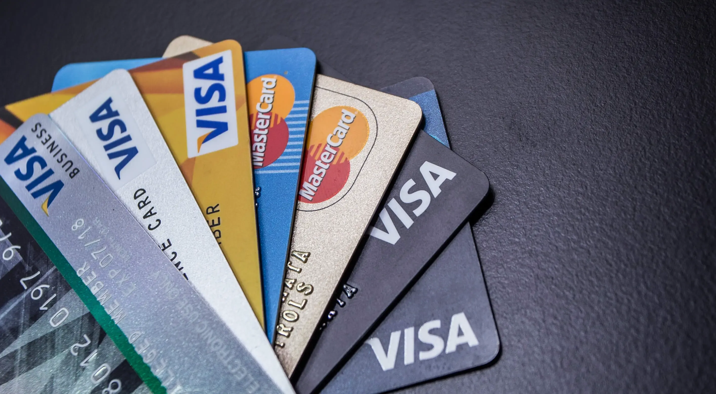 Mastercard and Visa credit cards fanned out