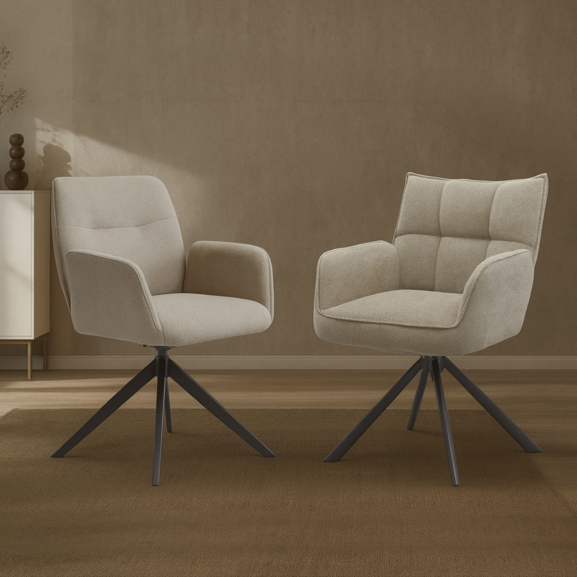 Modernes weißes Ecksofa vor farbenfroher Wand in Lila, Pink und Blau, dekoriert mit orange-weiß kariertem Kissen, Glasvase mit roten Zierblumen und rundem Teppich in Beige-Lila für stilvolles Wohnzimmerdesign.ChatGPT fragen