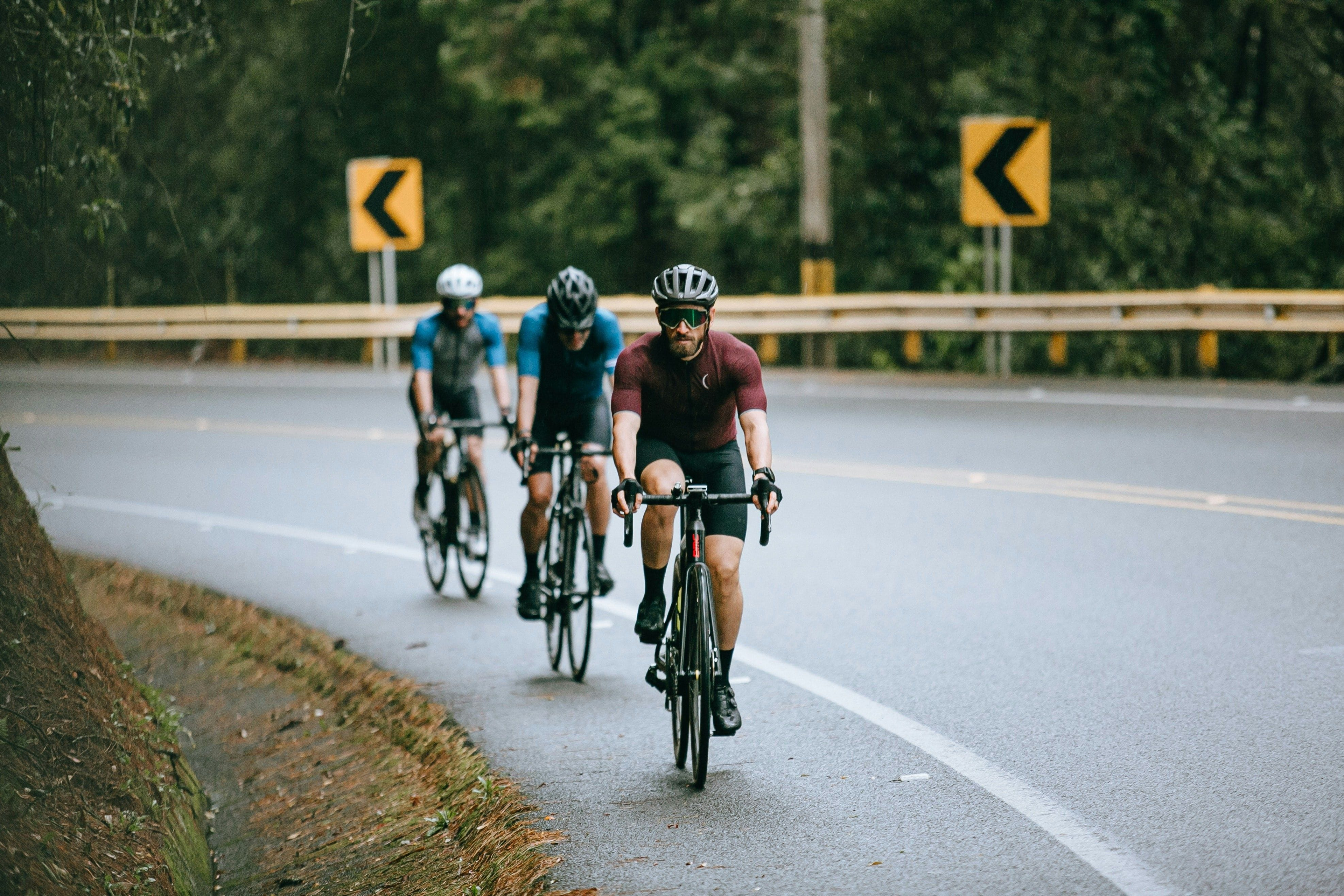 Groupe d'ultra cyclistes sur route