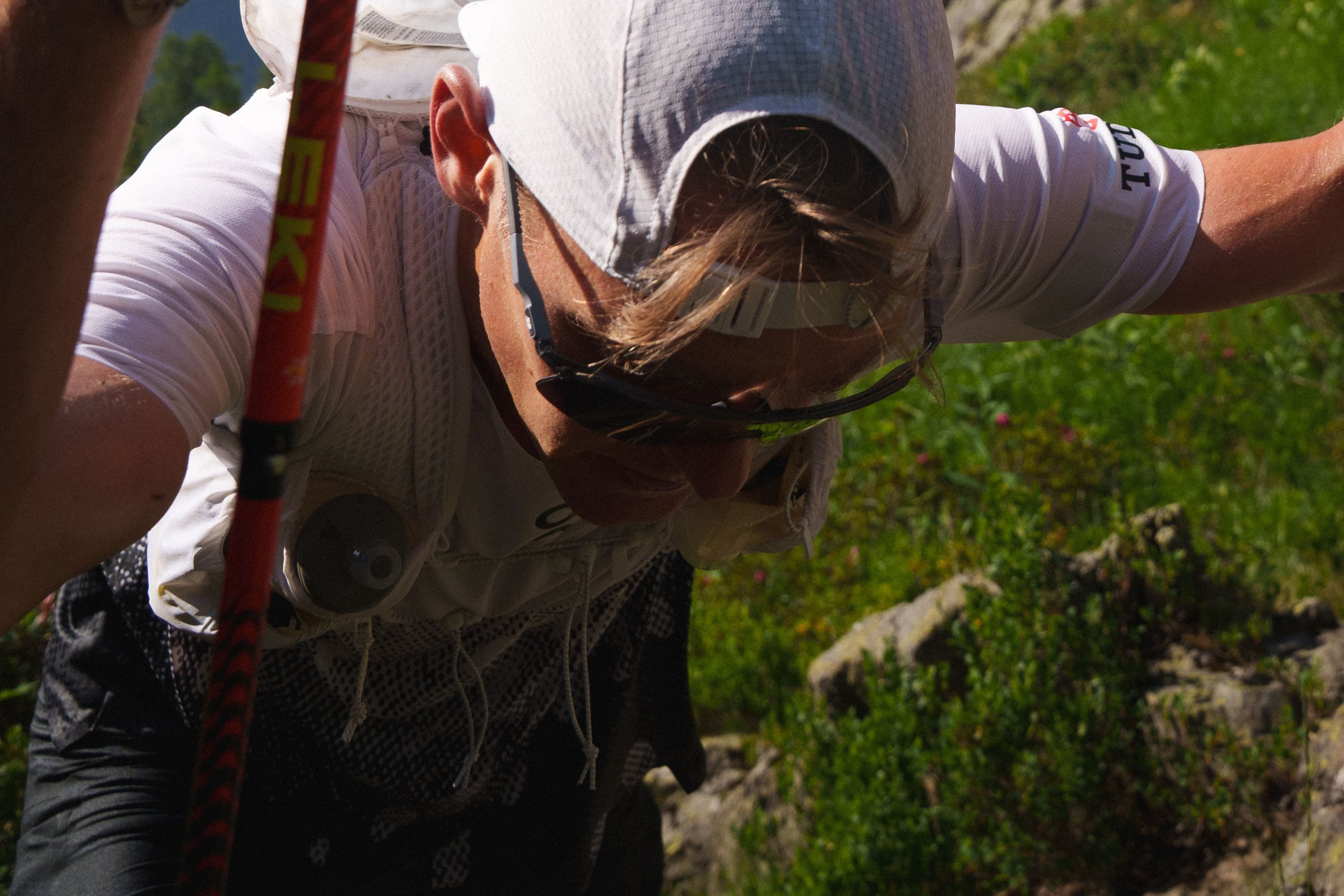 Baptiste Chassagne trail en montée avec bâtons