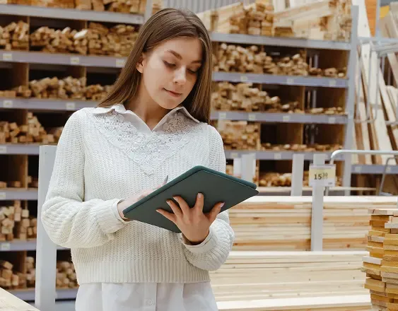 Store employee using tablet