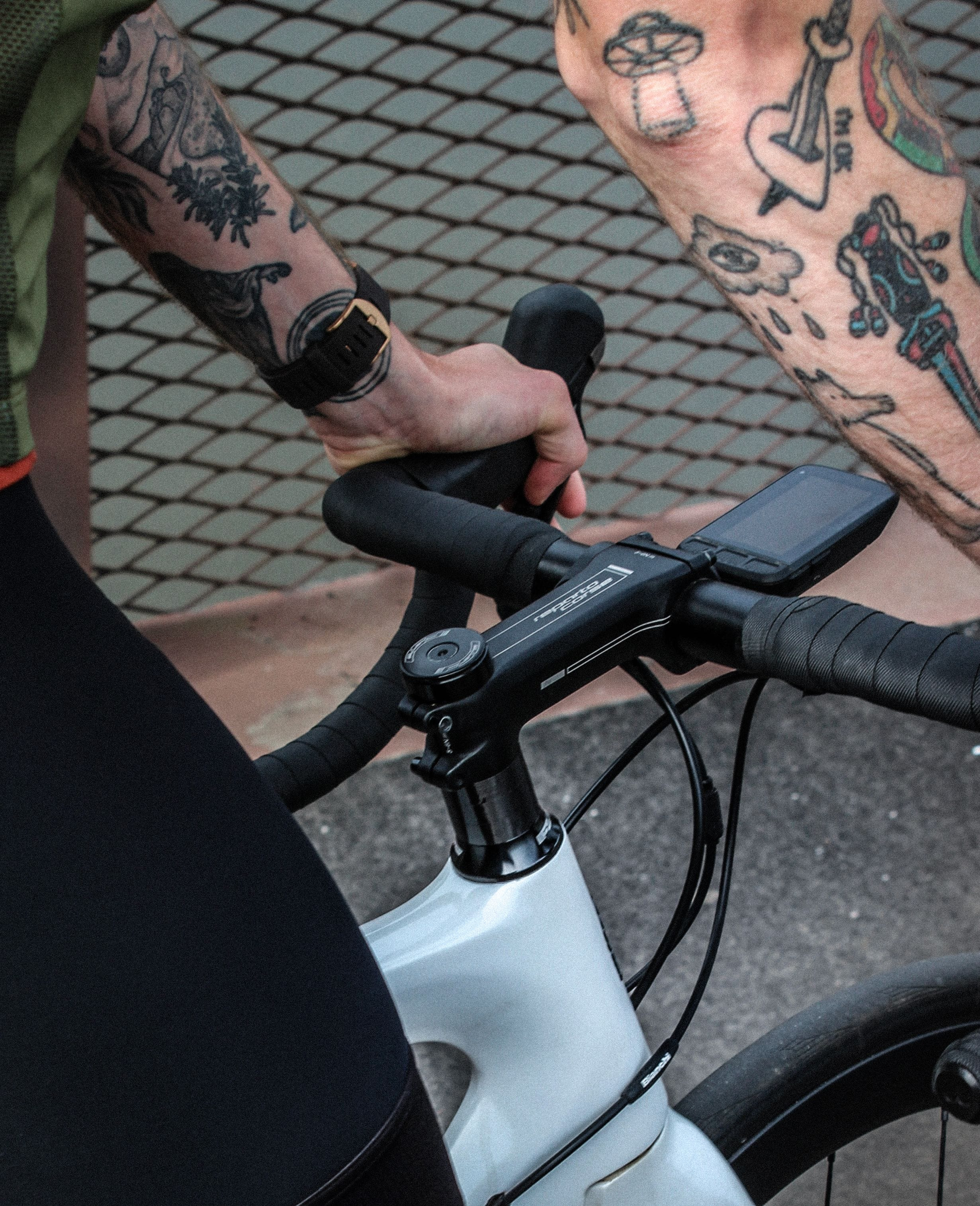 Vélo gravel guidon et GPS