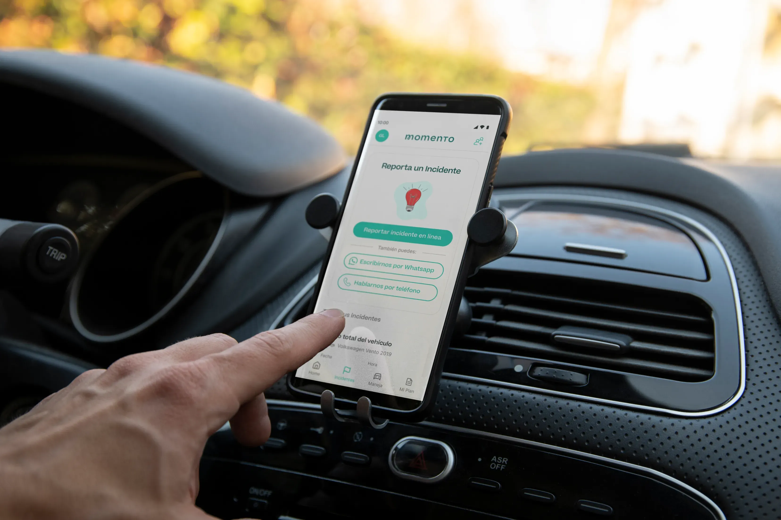 Conductor de auto de aplicación al volante de su vehículo