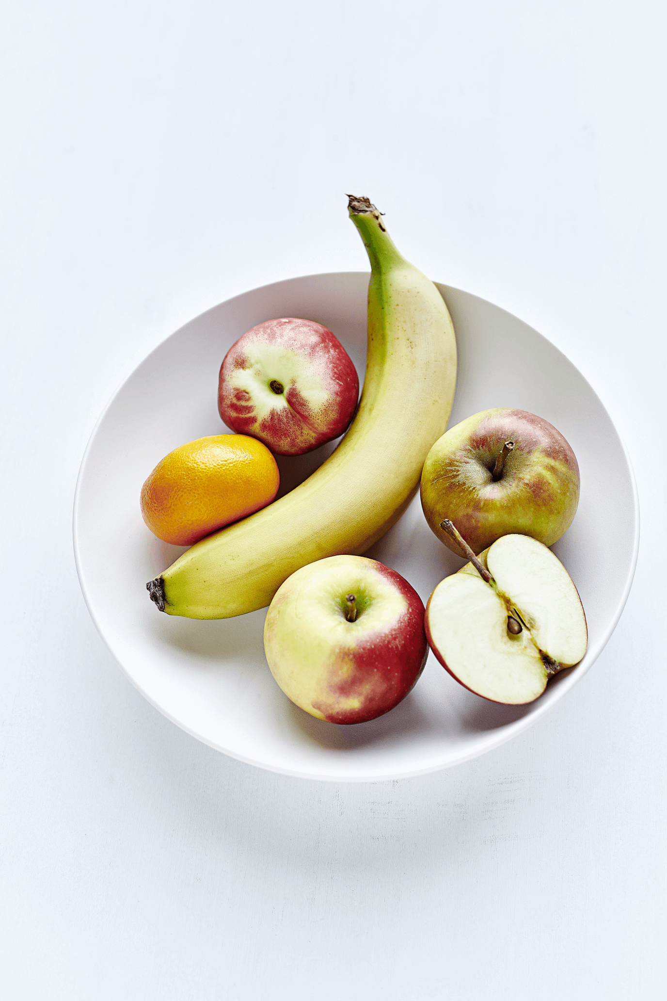 Unser verlockendes Nachmittagsangebot: Eine Auswahl an Kuchen, frischem saisonalen Obst, Joghurt, Müsli und mehr