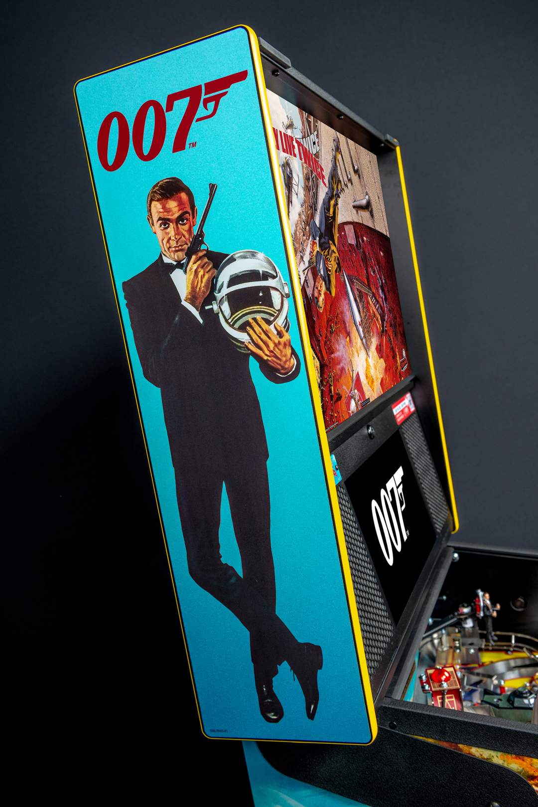 Cabinet art on James Bond 007 Premium pinball.
